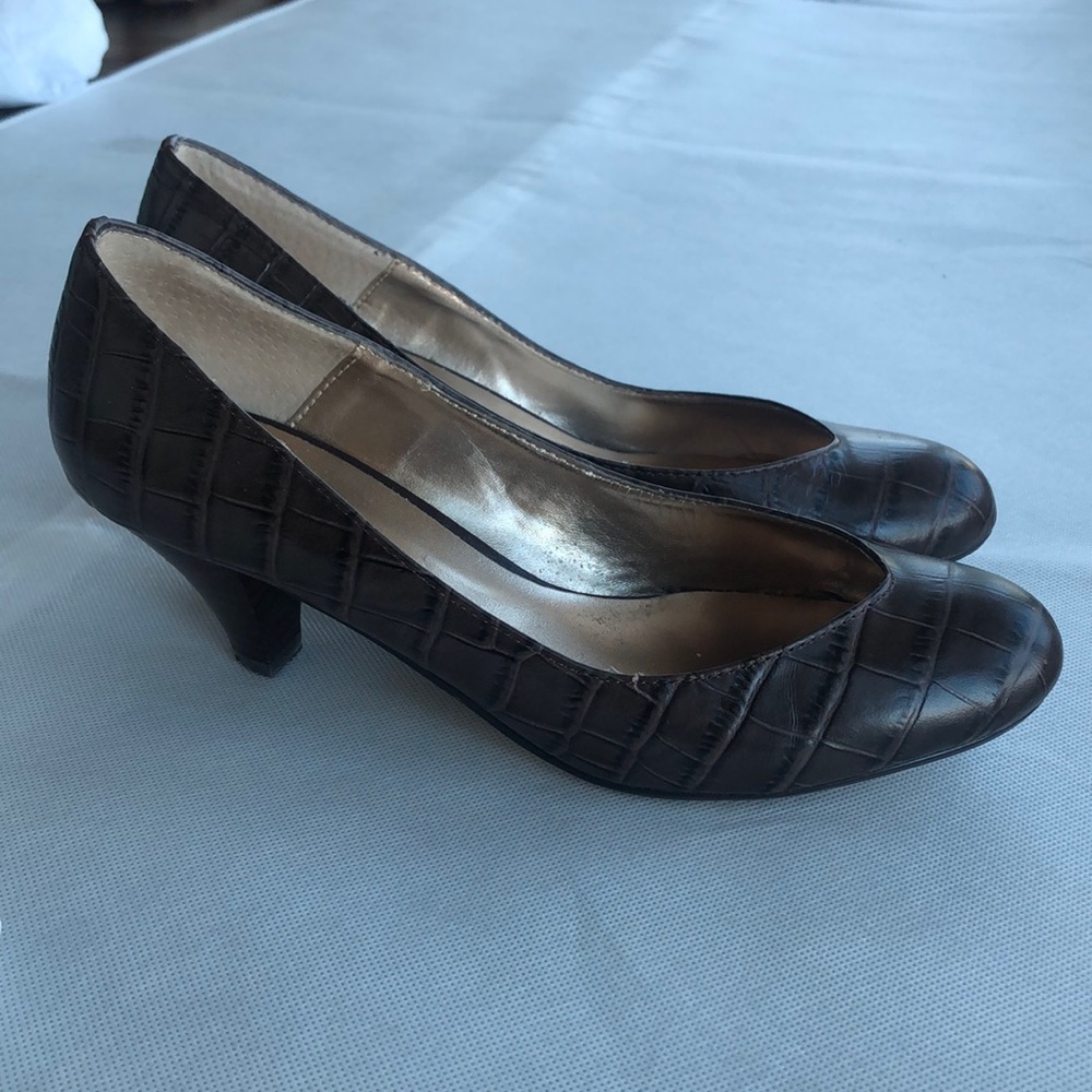 Banana Republic brown croc embossed pumps